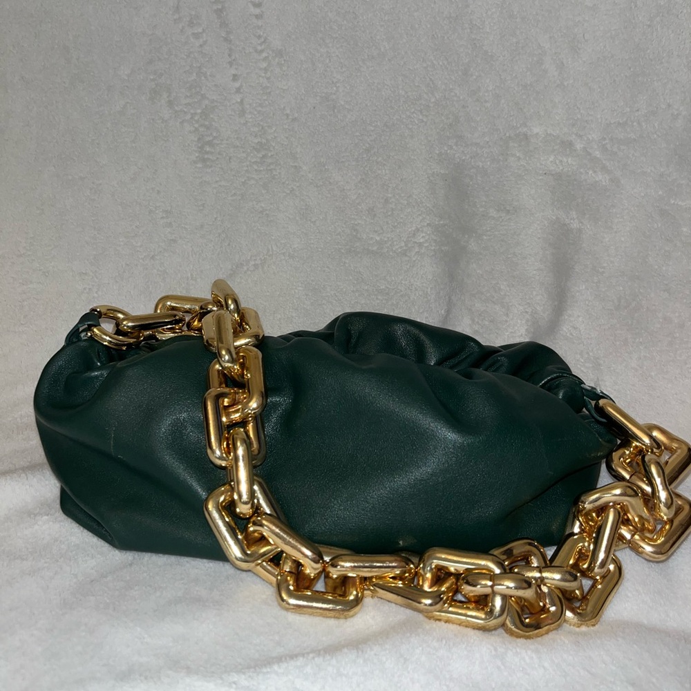 ⚠️⚠️ Bottega Veneta Pouch With Chain In Olive Green.